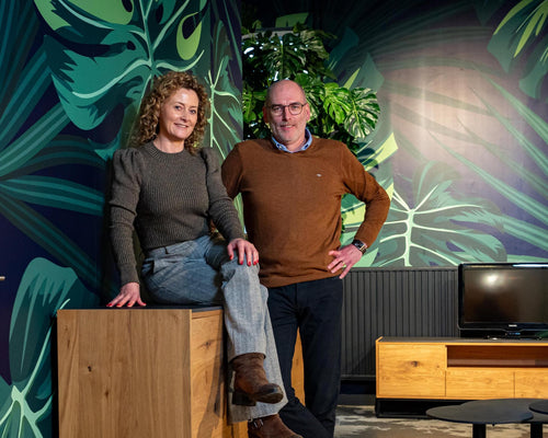 Christl Dekimpe en Stefaan Verhoyen in de toonzaal van Dekimpe.Design in Dadizele voor het MBA Highlights traject van Voka.