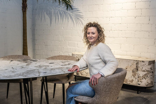 Christl vindt perfecte balans tussen kunst en design: “Volgend jaar lanceer ik nieuwe meubellijn”