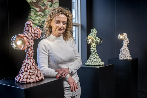 Christl Dekimpe bij haar nieuwste kunstwerken.